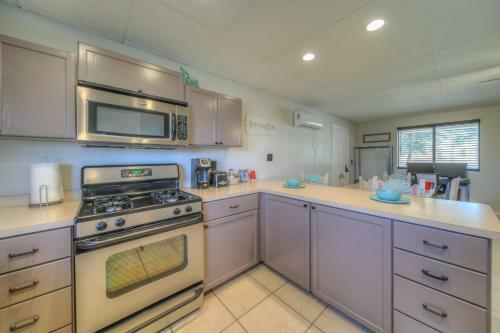 Apartamento 10 Acres Ranch W/ Horses, Pond, And More!