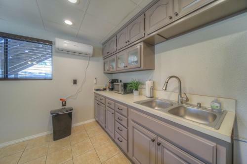 Apartamento 10 Acres Ranch W/ Horses, Pond, And More!