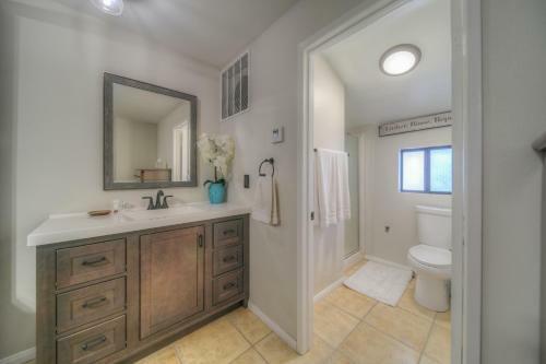 Apartamento 10 Acres Ranch W/ Horses, Pond, And More!