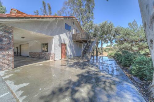 Apartamento 10 Acres Ranch W/ Horses, Pond, And More!