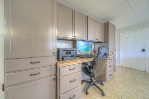 Apartamento 10 Acres Ranch W/ Horses, Pond, And More!