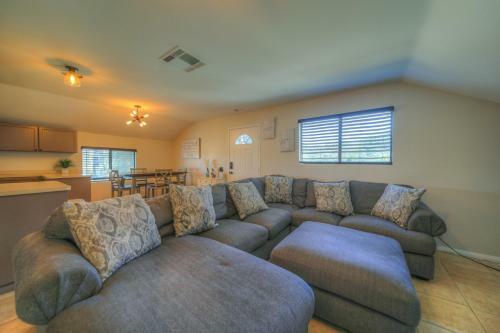 Apartamento 10 Acres Ranch W/ Horses, Pond, And More!