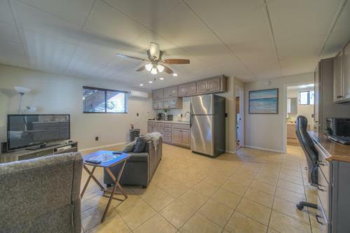 Apartamento 10 Acres Ranch W/ Horses, Pond, And More!