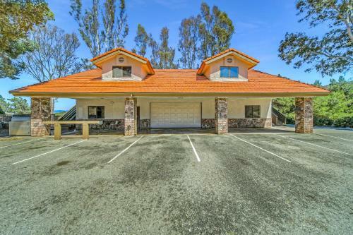 Apartamento 10 Acres Ranch W/ Horses, Pond, And More!