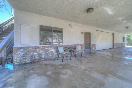 Apartamento 10 Acres Ranch W/ Horses, Pond, And More!