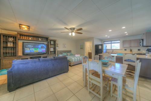 Apartamento 10 Acres Ranch W/ Horses, Pond, And More!