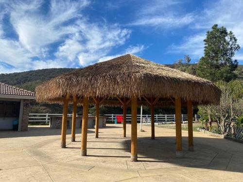 Apartamento 10 Acres Ranch W/ Horses, Pond, And More!