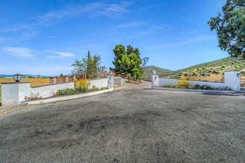 Apartamento 10 Acres Ranch W/ Horses, Pond, And More!