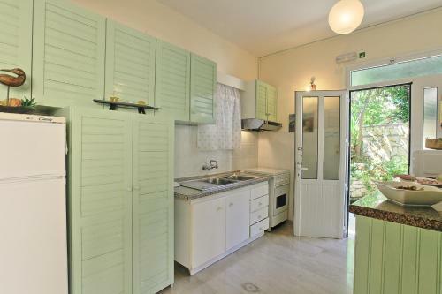 Kaminaki Beachfront Apartments