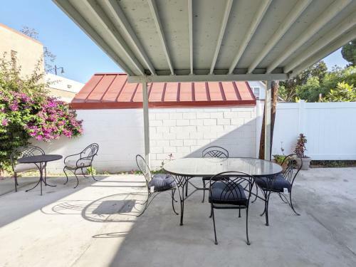 2 Bed / 2 Bath Steps From Circle Of Orange