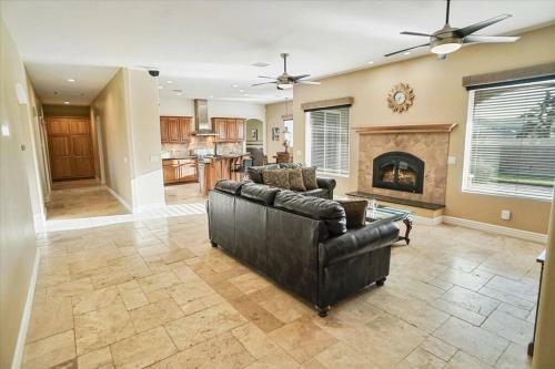 Villa Palmdale Paradise Palace / Special Event Venue