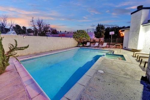 A Super Private La Home With Amazing Design And Pool & Spa