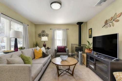Artsy 2br Home 5 Min From Ucd Med Ctr & Sac State