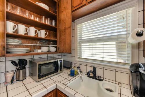 Artsy 2br Home 5 Min From Ucd Med Ctr & Sac State