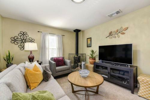 Artsy 2br Home 5 Min From Ucd Med Ctr & Sac State