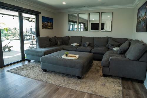 New Modern Luxury Estate - Pool, Slide, Grotto
