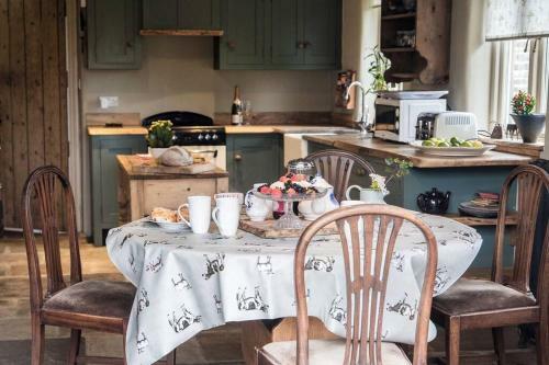 Beautiful Cosy Cottage By A Babbling Brook