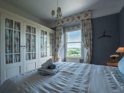 Pass The Keys Beautiful Home With Superb Views Over St Dogmaels