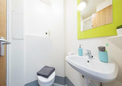 Hostal Charming Room For Students Only, Cardiff - Sk