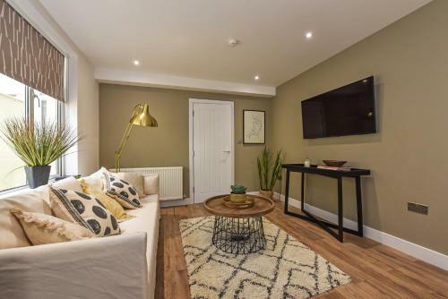 Modern Gf Apartment With Parking Just 6-min From City
