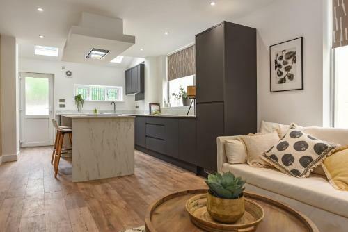 Modern Gf Apartment With Parking Just 6-min From City