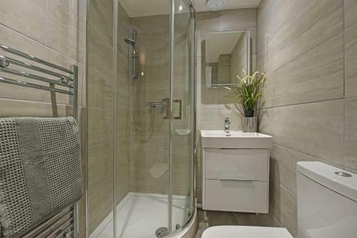 Modern Gf Apartment With Parking Just 6-min From City
