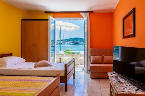 Hostal Apartments Mikuli? Rogoznica