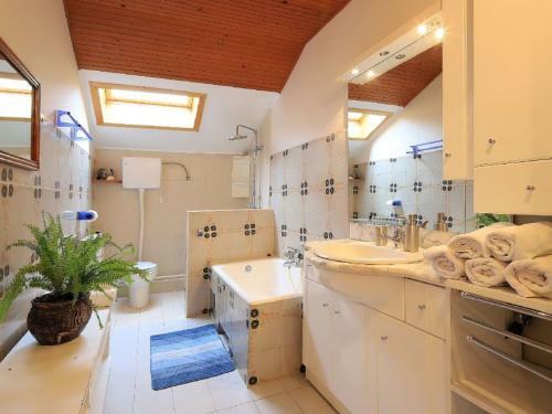 Inviting Apartment In Tribalj With Garden