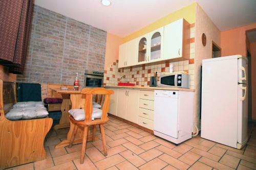 Hostal 4 Bedroom Guest House In Tisno