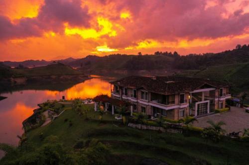 Villa Mansi�n En Guatap� - Colombia