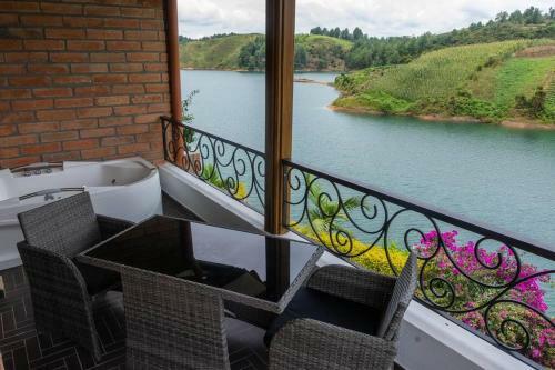 Villa Mansi�n En Guatap� - Colombia