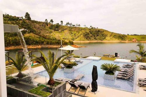 Villa Mansi�n En Guatap� - Colombia
