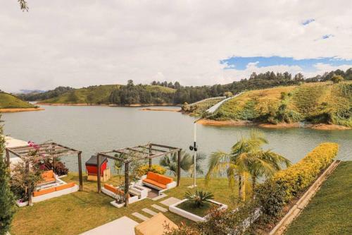 Villa Mansi�n En Guatap� - Colombia