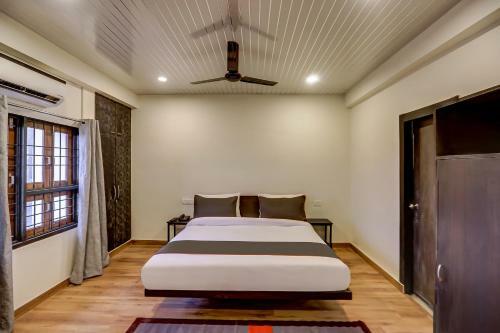 Hotel Collection O 45853 Sr Inn Awas Vikas