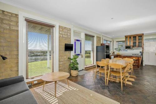 Waterview- Queenscliff, Bay Views, Pet Friendly
