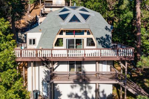 Modern Dome-shaped Cabin With Deck And Mtn Views