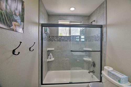 Convenient Longmont Home With Hot Tub And Sauna!