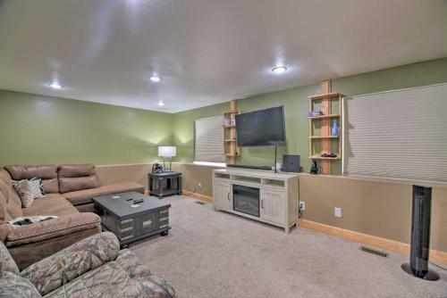 Convenient Longmont Home With Hot Tub And Sauna!
