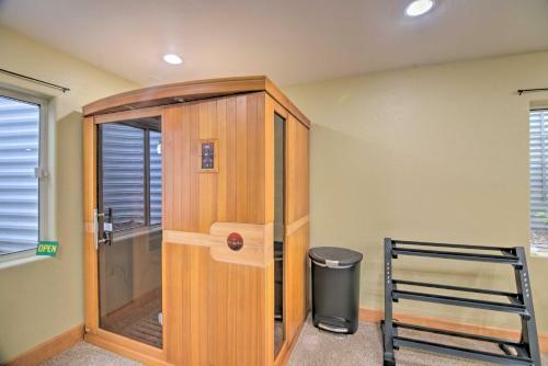 Convenient Longmont Home With Hot Tub And Sauna!