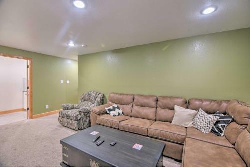 Convenient Longmont Home With Hot Tub And Sauna!