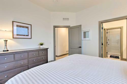 Englewood Townhome With Sweeping Mountain Views
