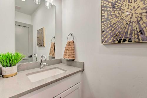 Englewood Townhome With Sweeping Mountain Views