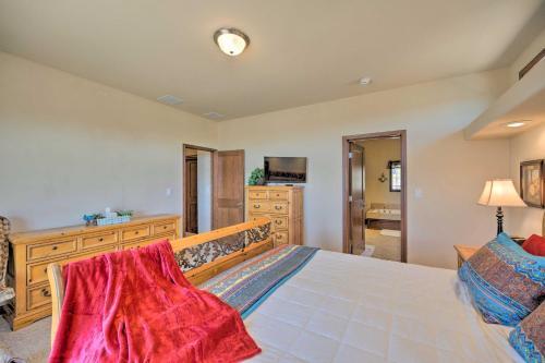 Spacious Retreat With Hot Tub And Casino Table!