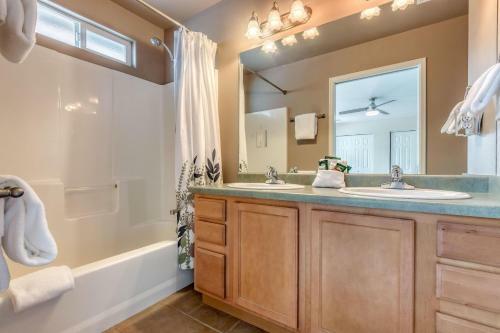 Good Vibrations In This Cozy Downtown Home!