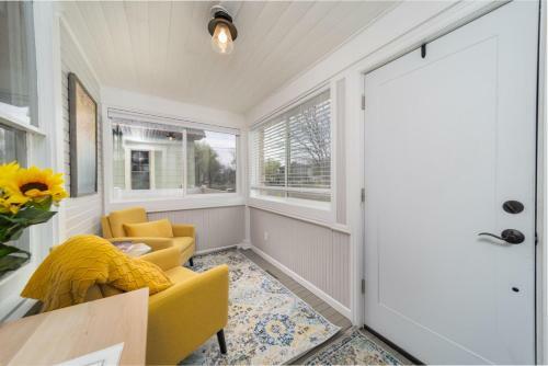 Relax At This Charming And Cozy Downtown Retreat
