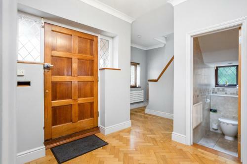 Villa Spacious Fully Detached House In Chigwell