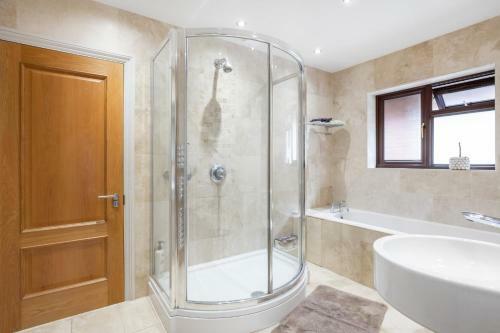 Villa Spacious Fully Detached House In Chigwell
