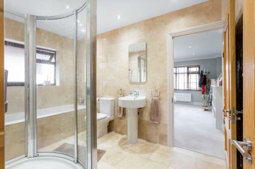 Villa Spacious Fully Detached House In Chigwell
