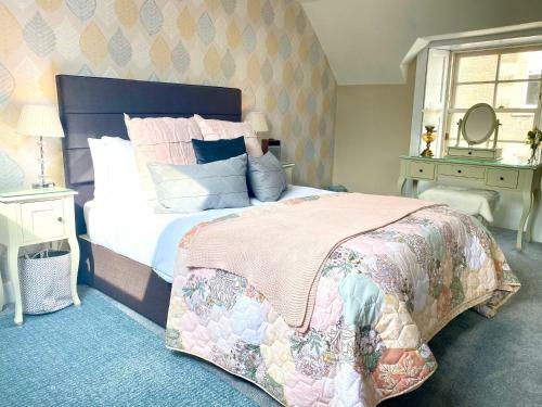 Charming Cardoon Cottage In Beautiful Village