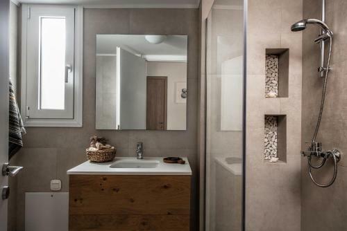 Khroma Luxury Suite 2 Beach Front Apartment